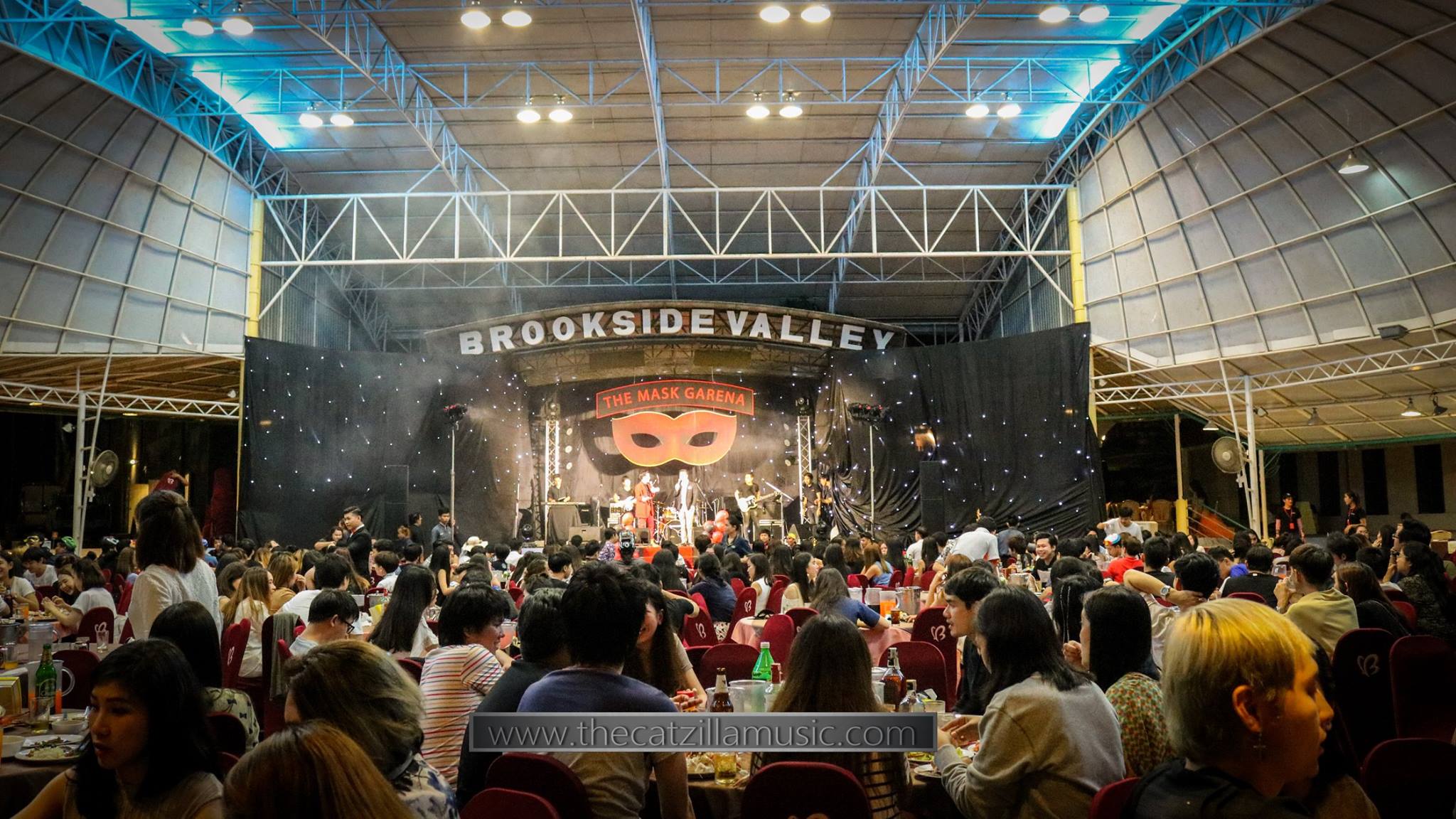 งานเลี้ยงบริษัทการีนาออนไลน์ที่Brookside Valleyกับวงดนตรีสุดมันส์ ...